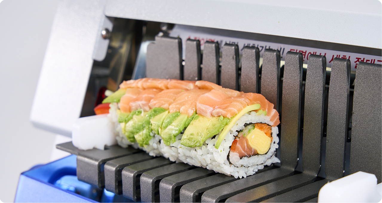 김밥 기계 Fresh sushi prepared with a commercial sushi robot |  롤 절단기