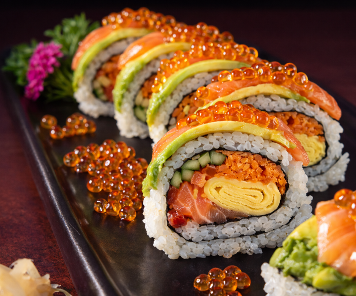 Fresh nigiri sushi prepared with a commercial sushi machine | 업소용 스시 기계